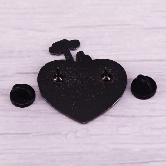 Harry Potter Weasley Enamel Pin - Picture 2 of 2